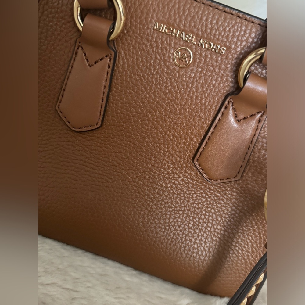 open box never used michael kors leather bag very good quality leather